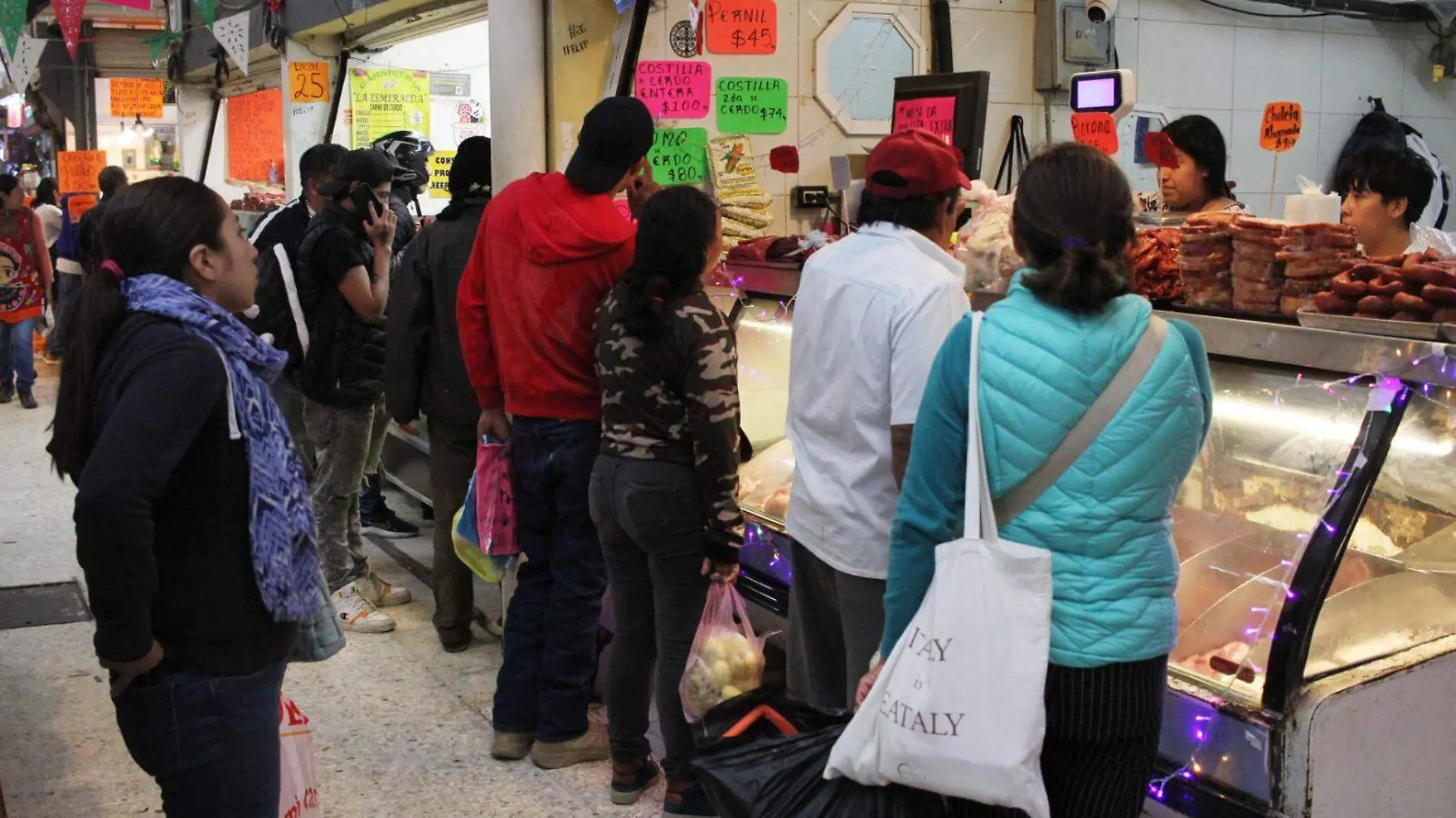 Xalapeños realizan compras de última hora; calles lucieron llenas